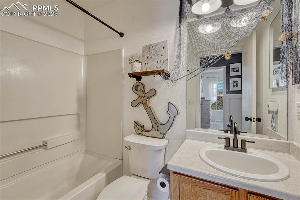 Image 17 of 35: Bathroom