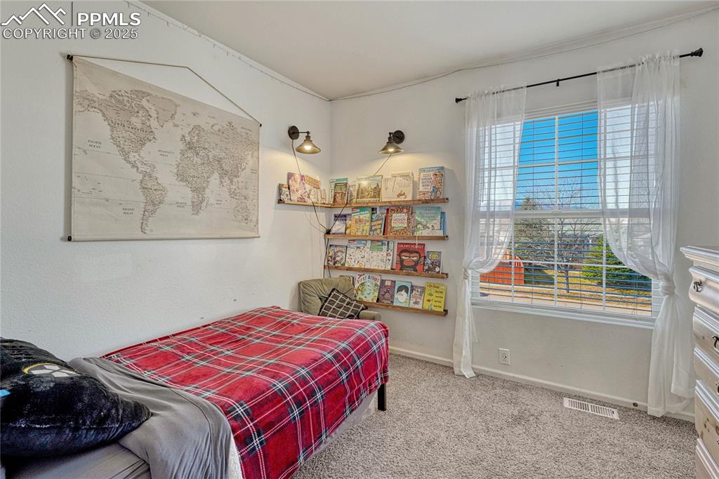 Image 18 of 35: Bedroom