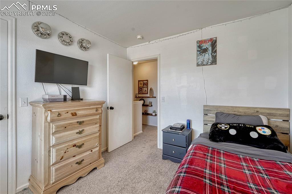 Image 19 of 35: Bedroom