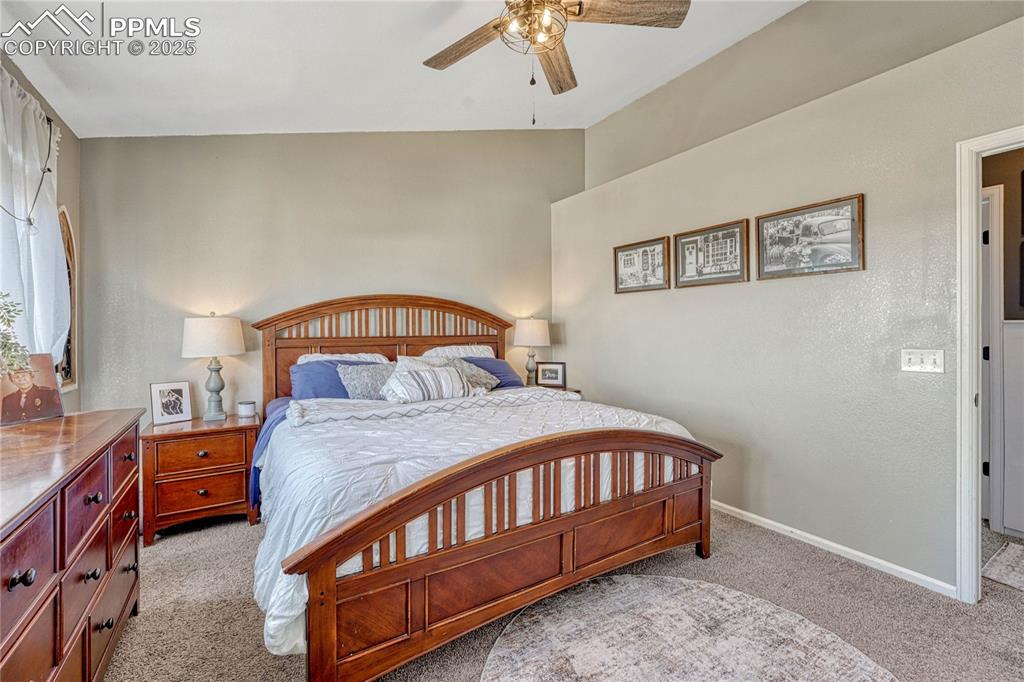 Image 25 of 35: Bedroom