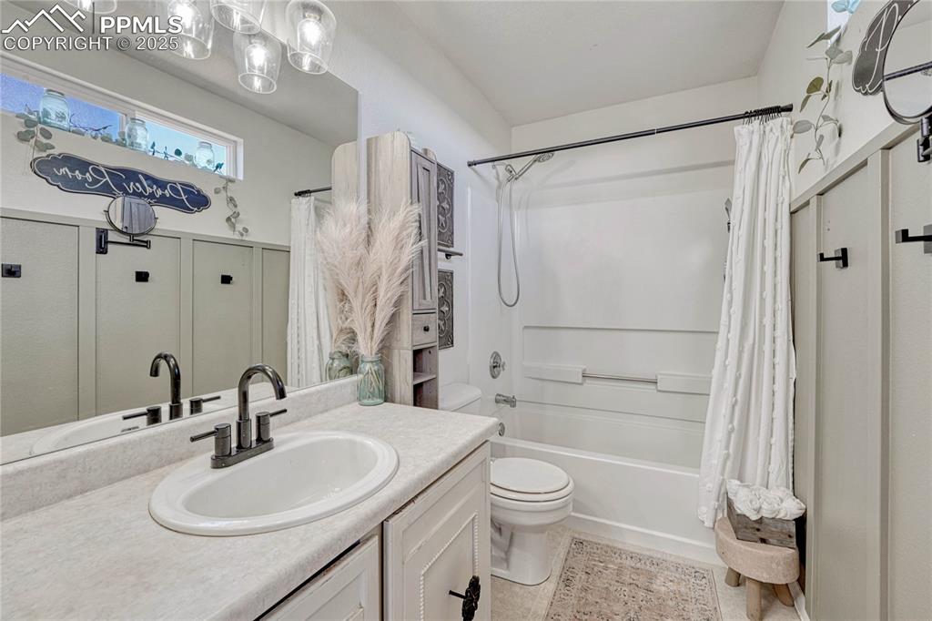 Image 27 of 35: Bathroom