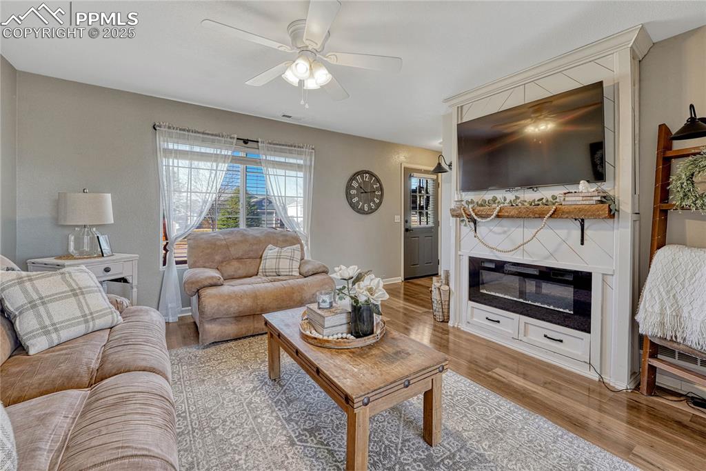 Image 7 of 35: Living Room