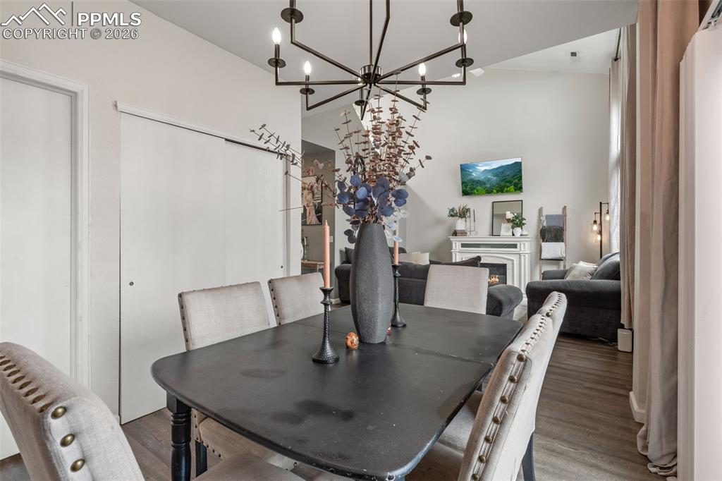 Image 10 of 28: Dining Area