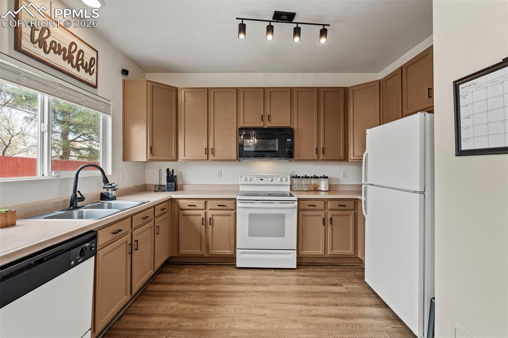 Image 11 of 28: Kitchen