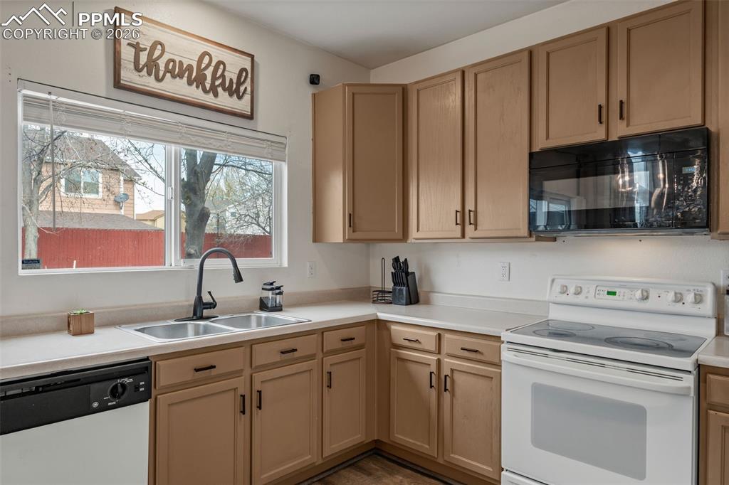 Image 12 of 28: Kitchen