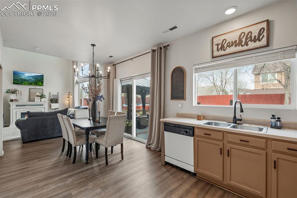 Image 13 of 28: Kitchen