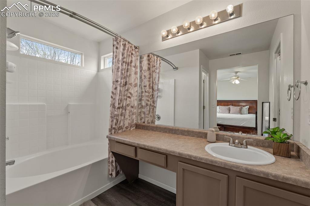 Image 19 of 28: Bathroom