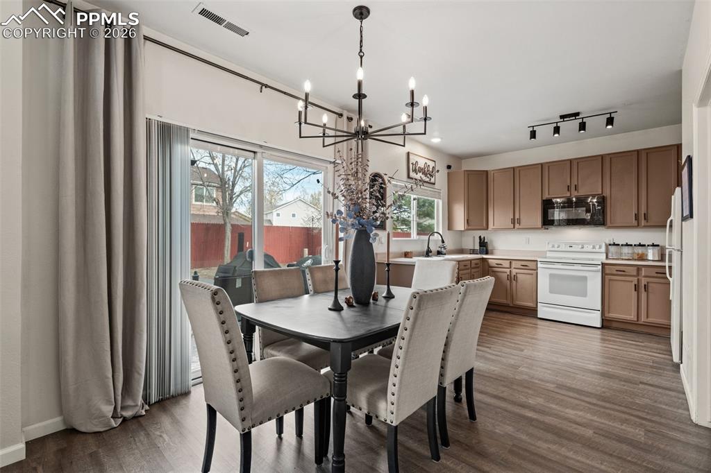 Image 9 of 28: Dining Area