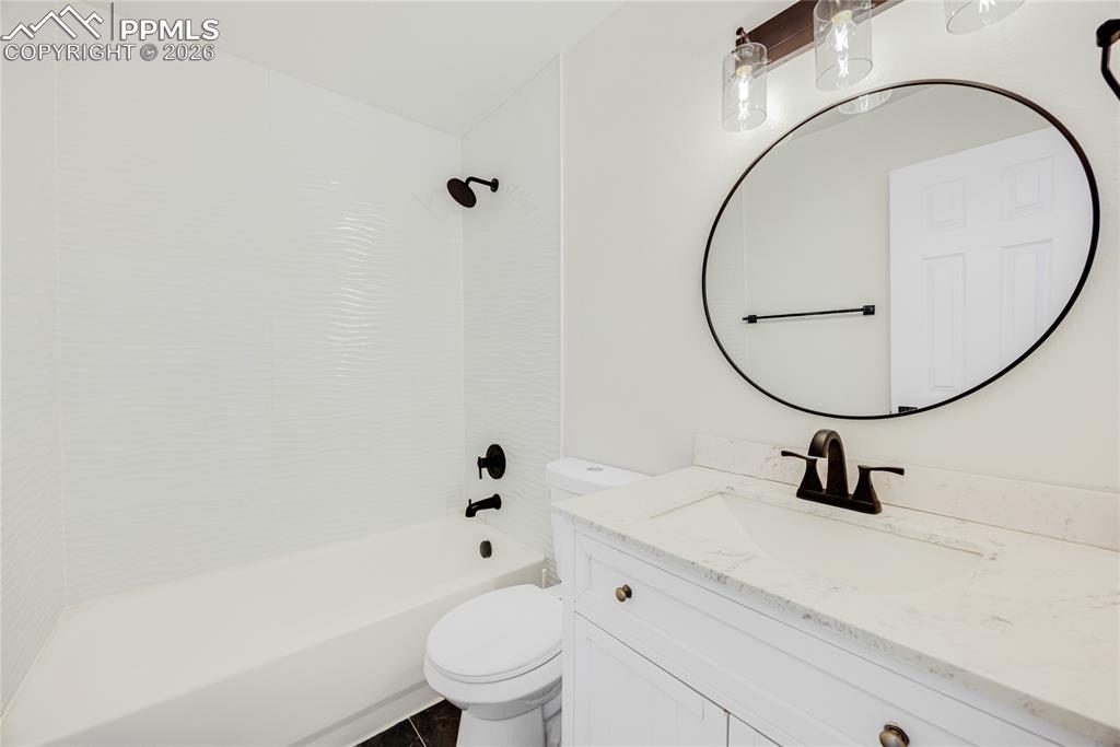 Image 22 of 34: Bathroom