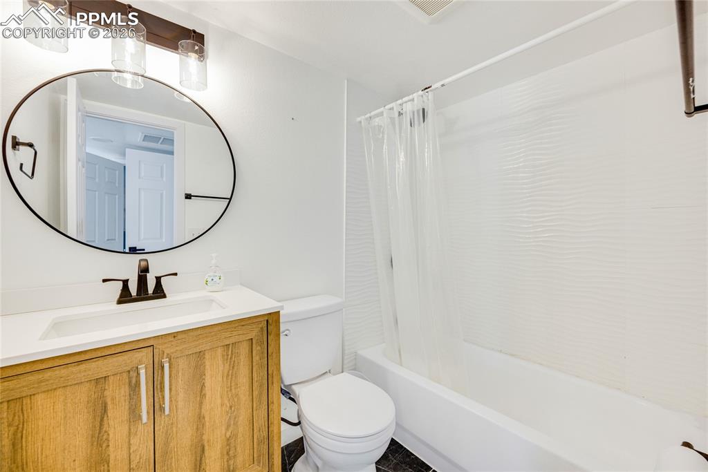 Image 28 of 34: Bathroom