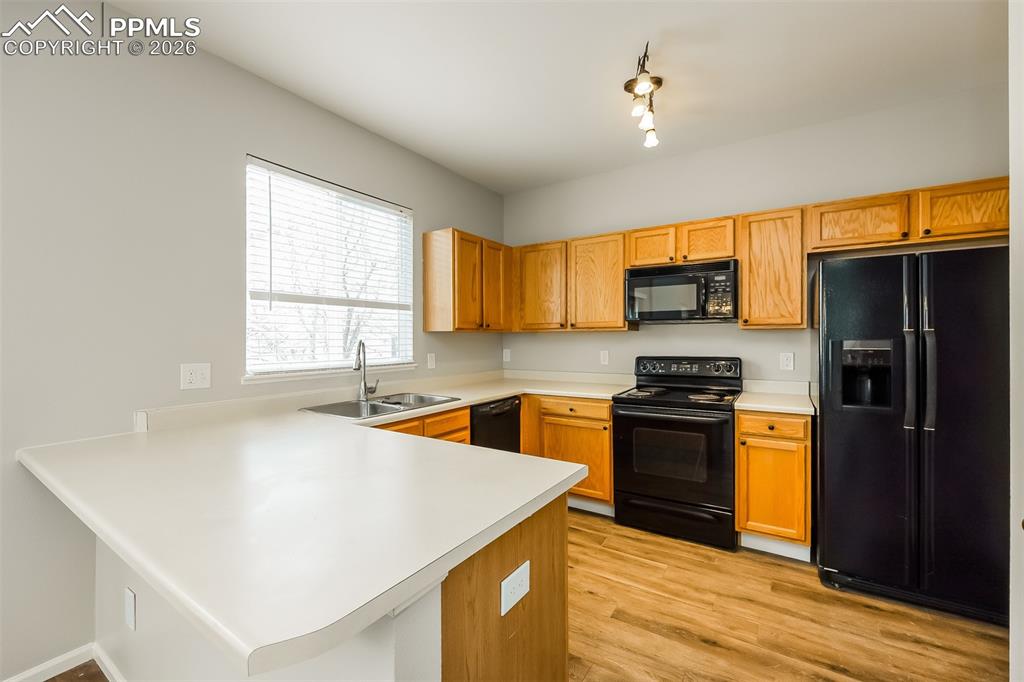 Image 7 of 23: Kitchen