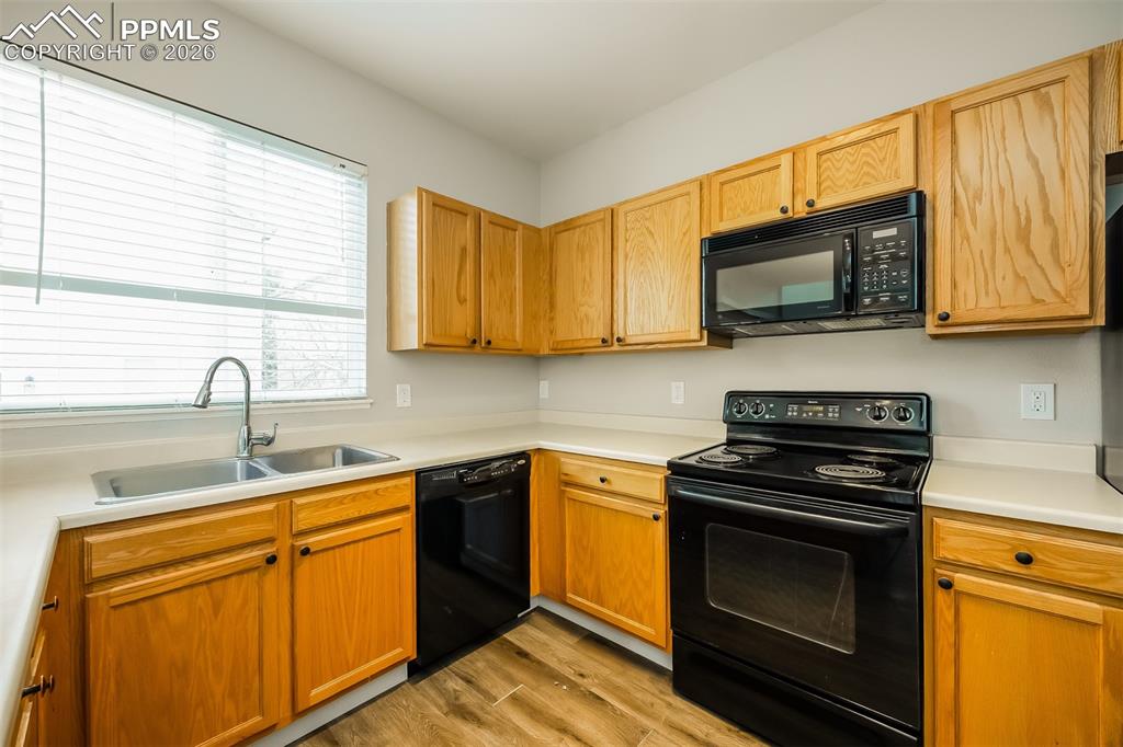 Image 8 of 23: Kitchen