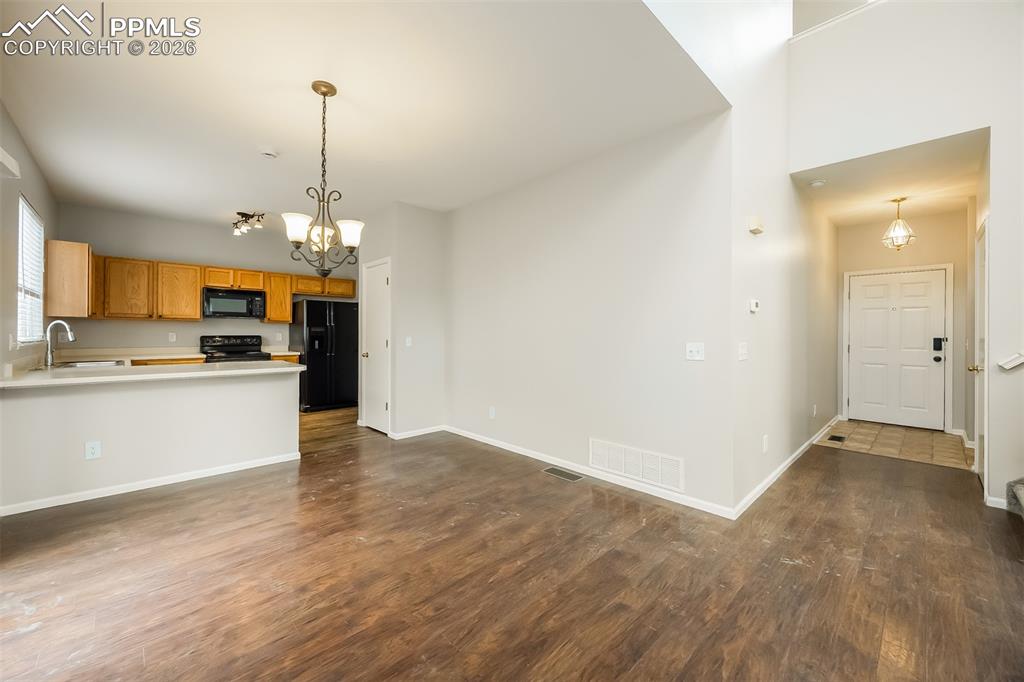 Image 9 of 23: Kitchen