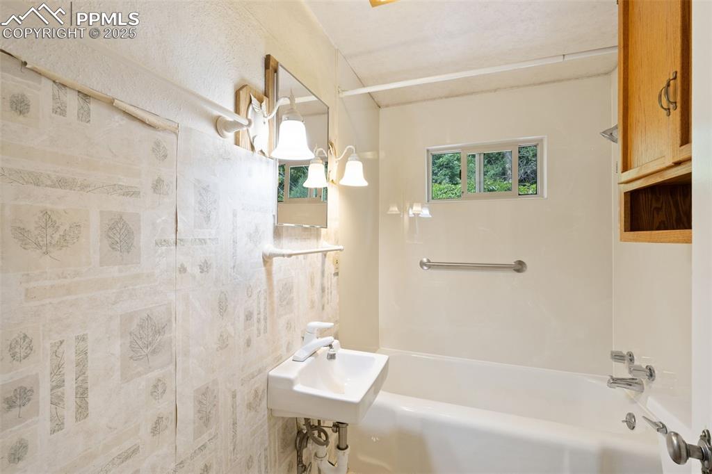 Image 15 of 34: Bathroom