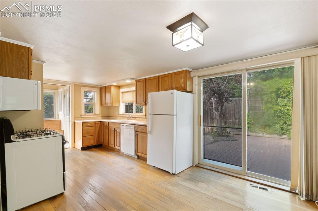 Image 16 of 34: Kitchen