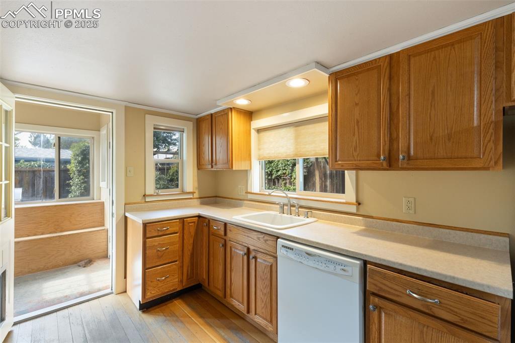 Image 18 of 34: Kitchen