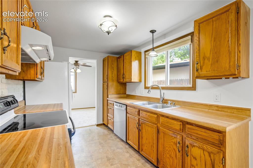 Image 11 of 50: Kitchen