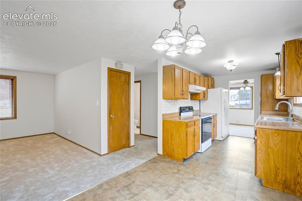 Image 12 of 50: Kitchen