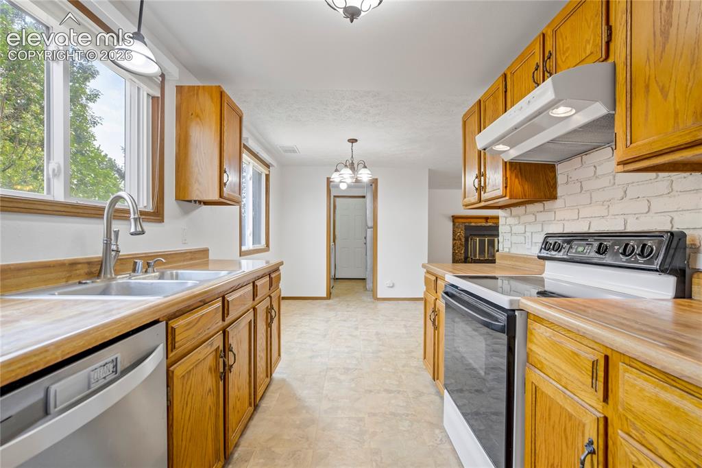 Image 14 of 50: Kitchen