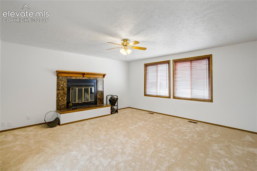 Image 19 of 50: Living Room
