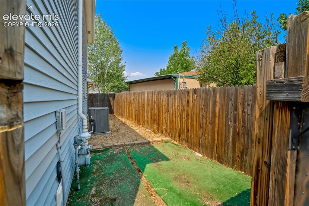 Image 46 of 50: Yard