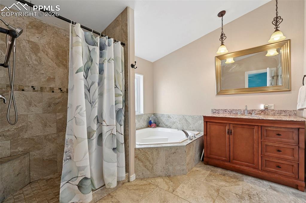 Image 14 of 40: Bathroom