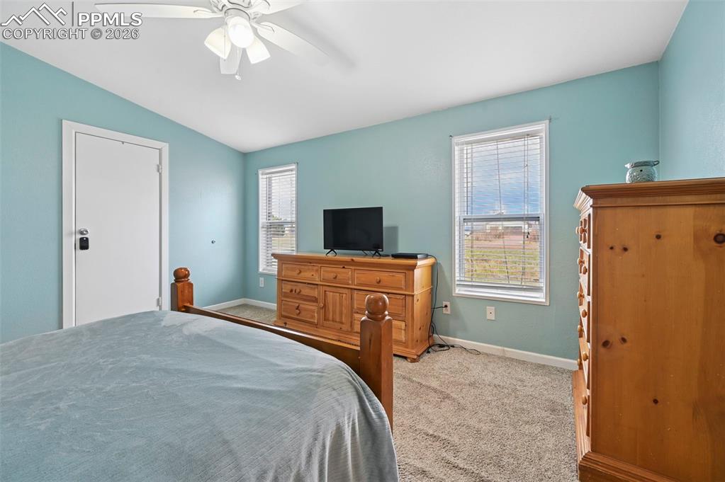 Image 16 of 40: Bedroom