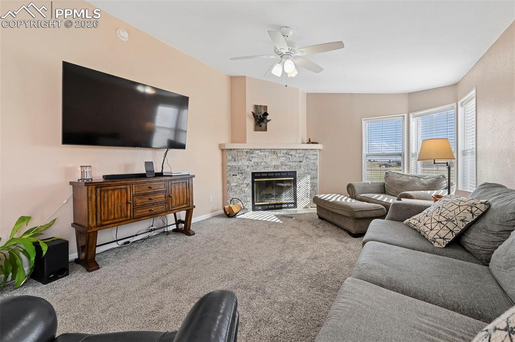 Image 18 of 40: Living Room