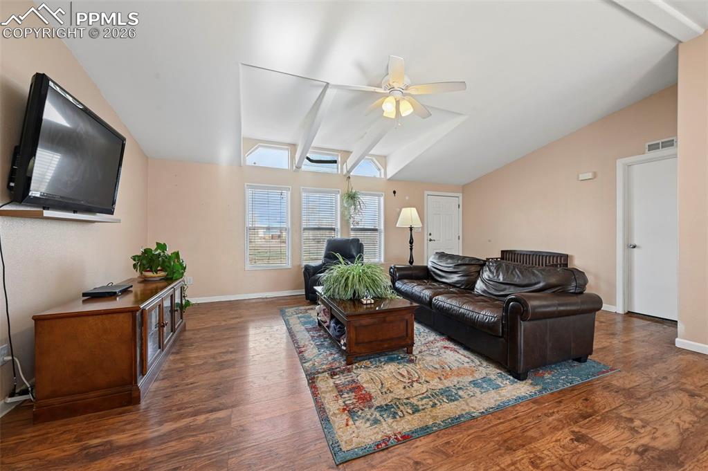 Image 21 of 40: Living Room