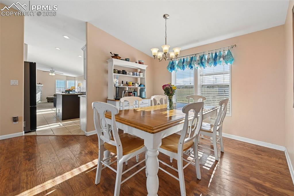 Image 24 of 40: Dining Area