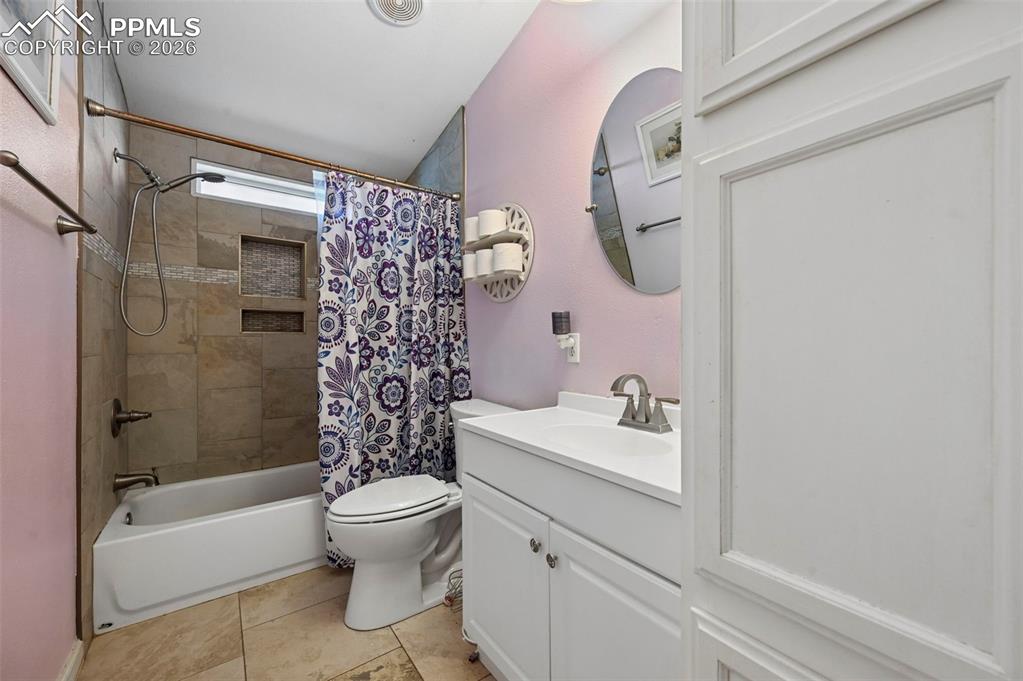 Image 25 of 40: Bathroom