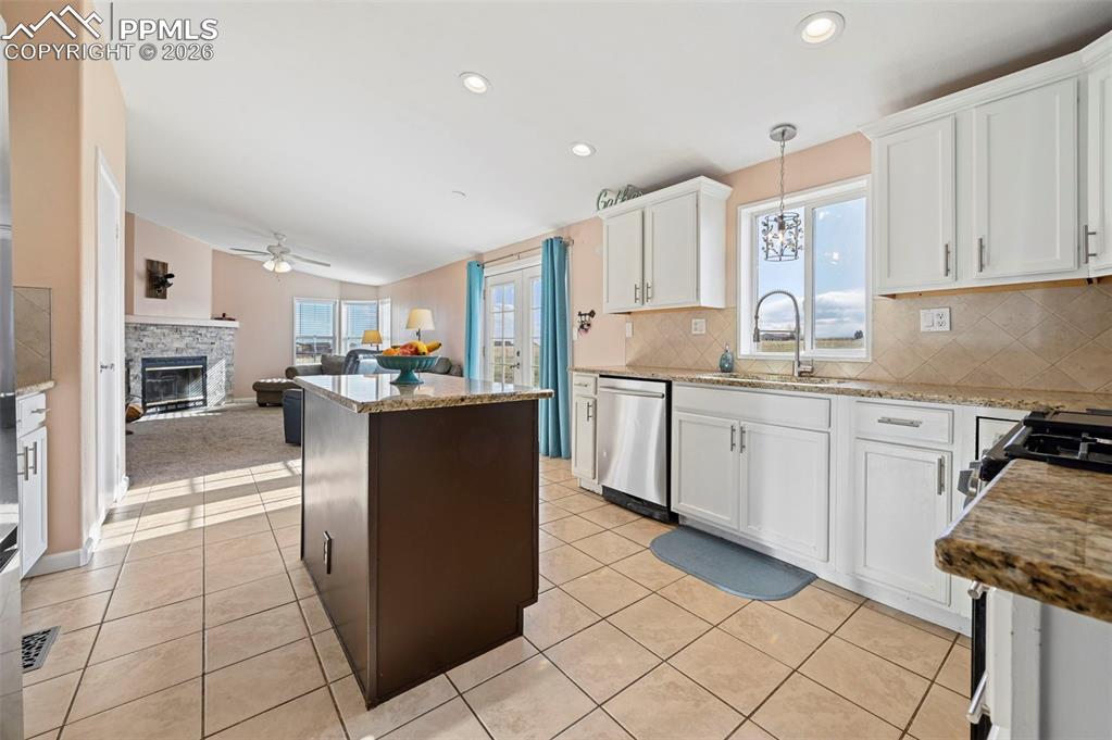 Image 4 of 40: Kitchen