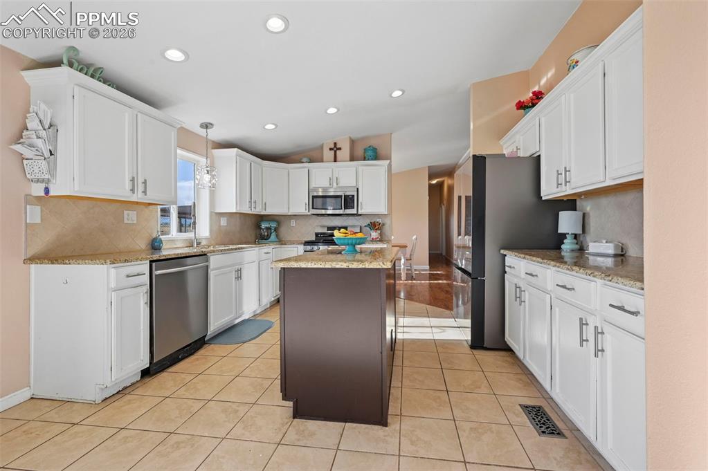 Image 5 of 40: Kitchen