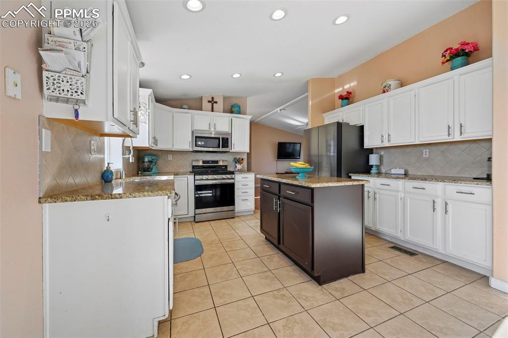 Image 6 of 40: Kitchen