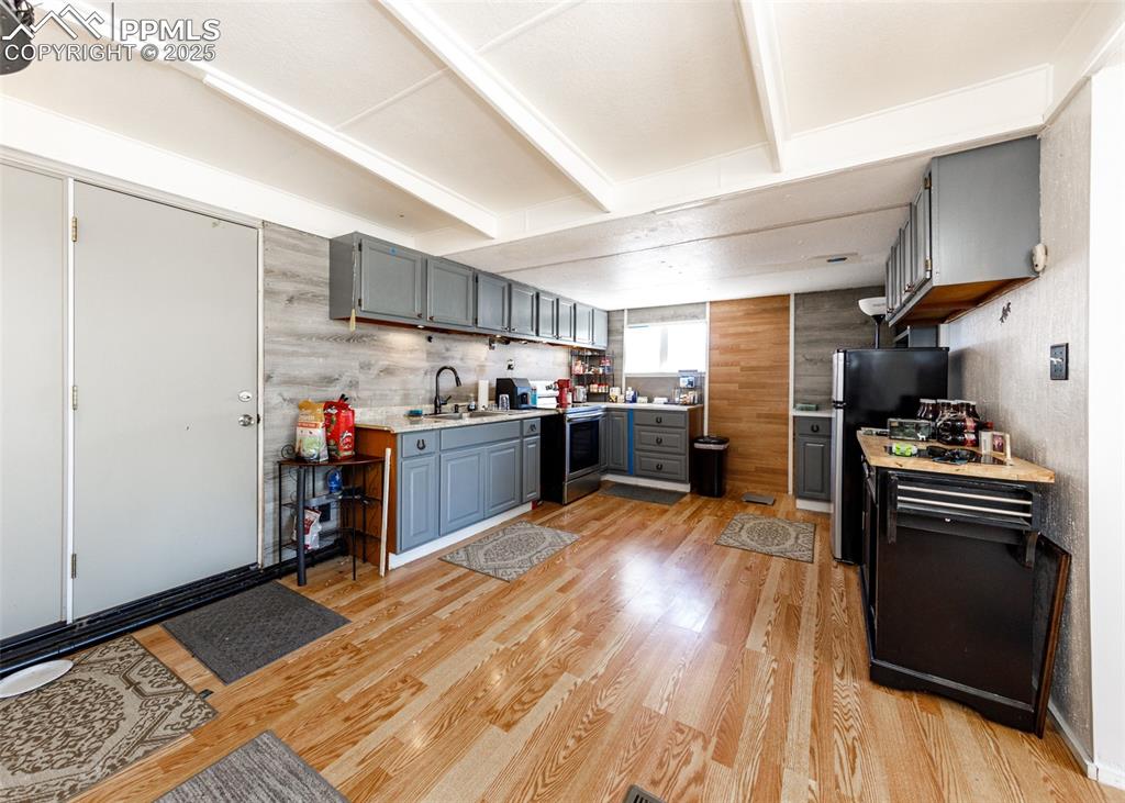 Image 10 of 29: Kitchen