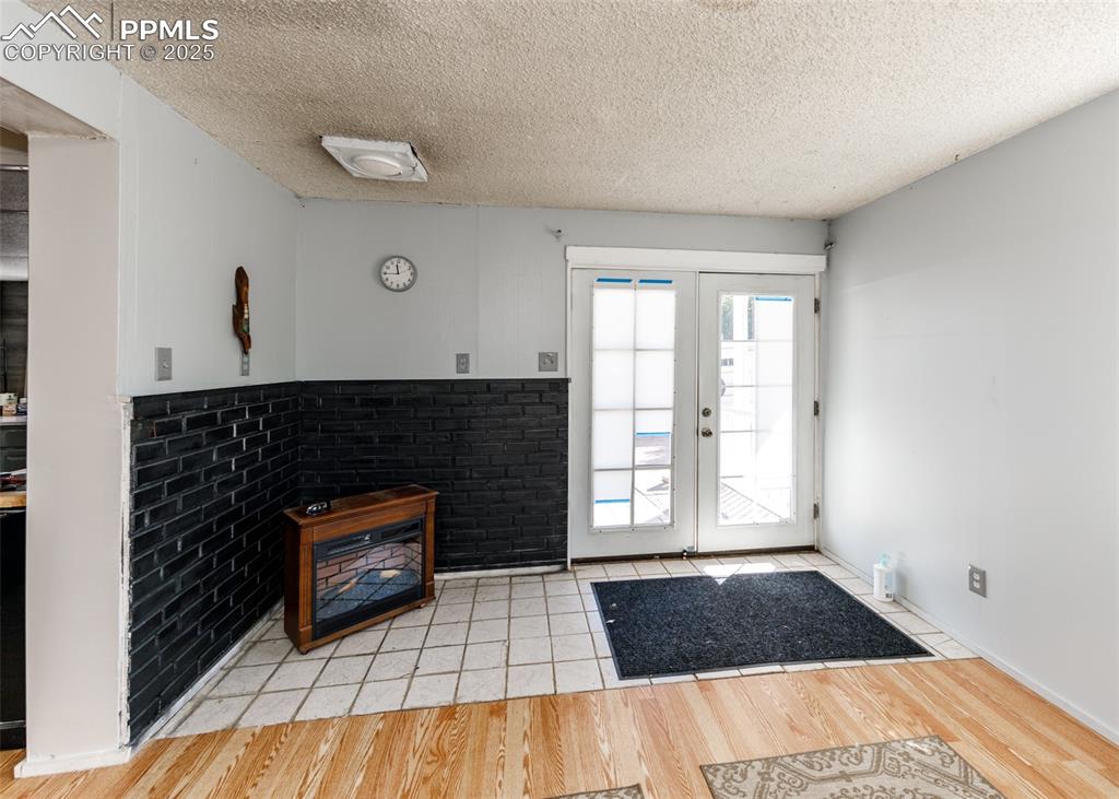 Image 7 of 29: Entry