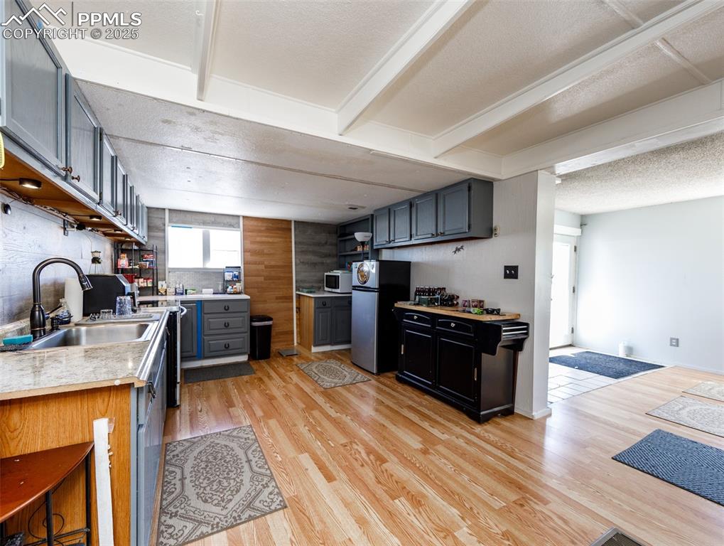 Image 9 of 29: Kitchen