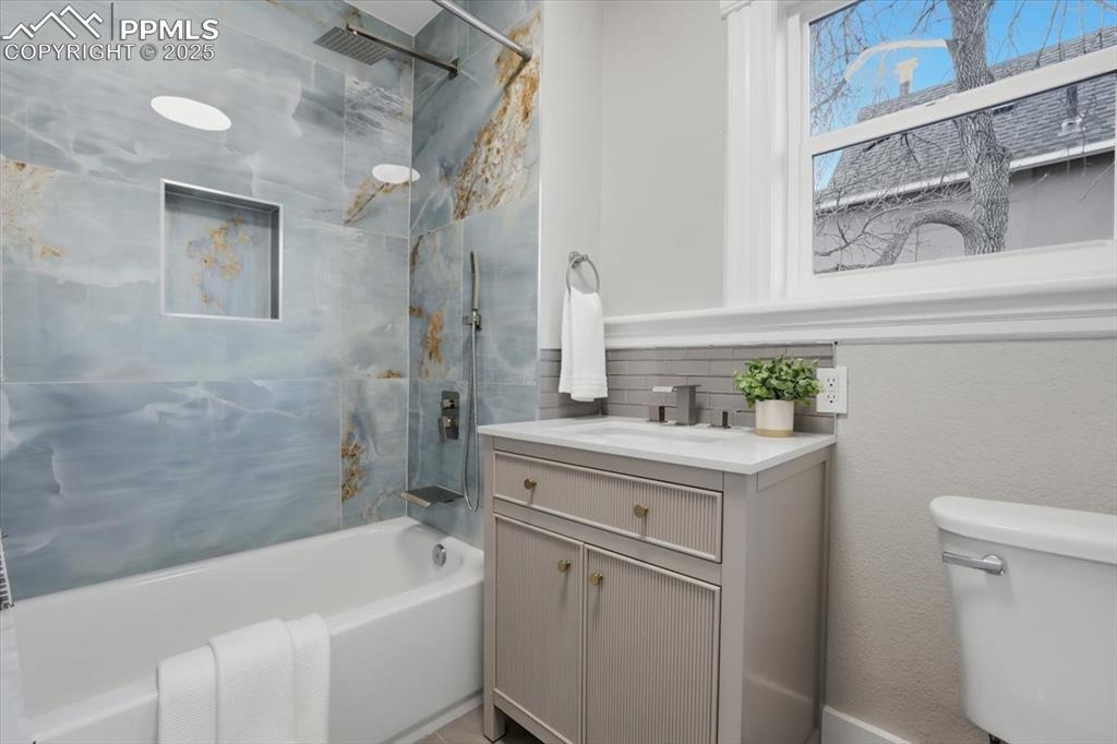 Image 15 of 40: Bathroom