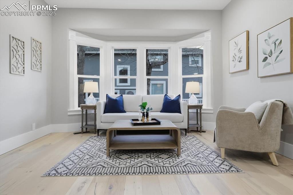 Image 20 of 40: Sitting Room