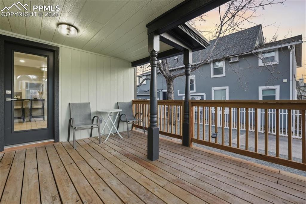 Image 29 of 40: Deck