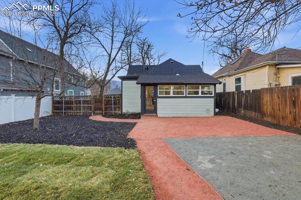 Image 31 of 40: Back of Structure