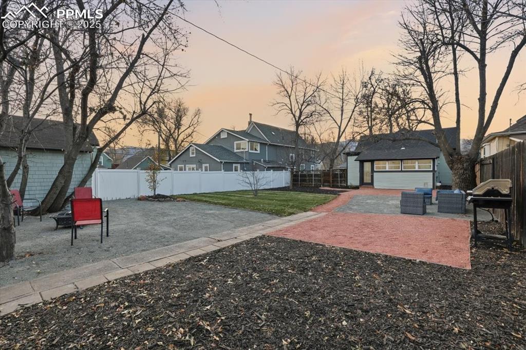 Image 32 of 40: Yard