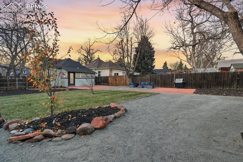 Image 33 of 40: Yard