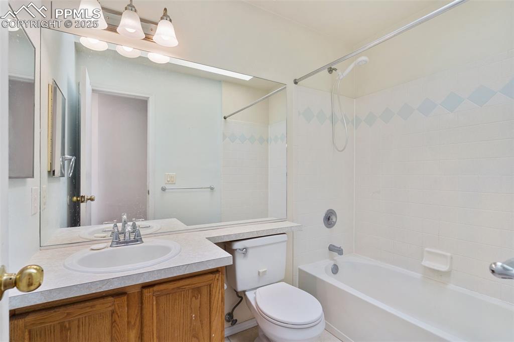 Image 14 of 30: Bathroom