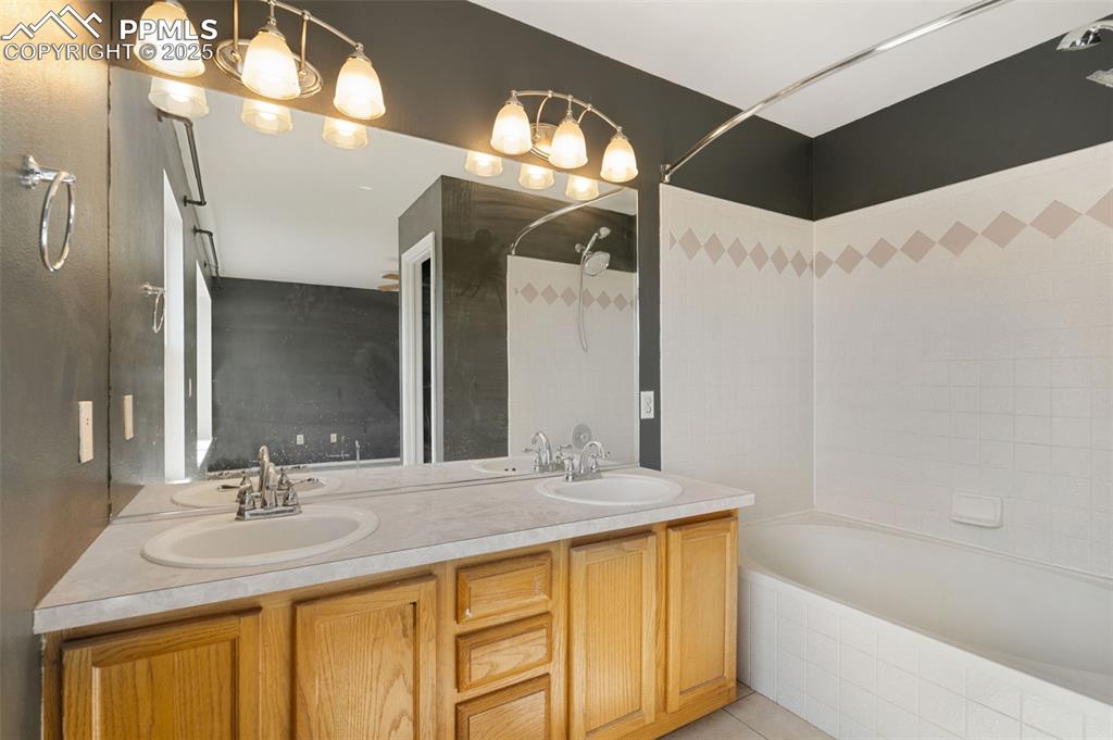 Image 18 of 30: Bathroom