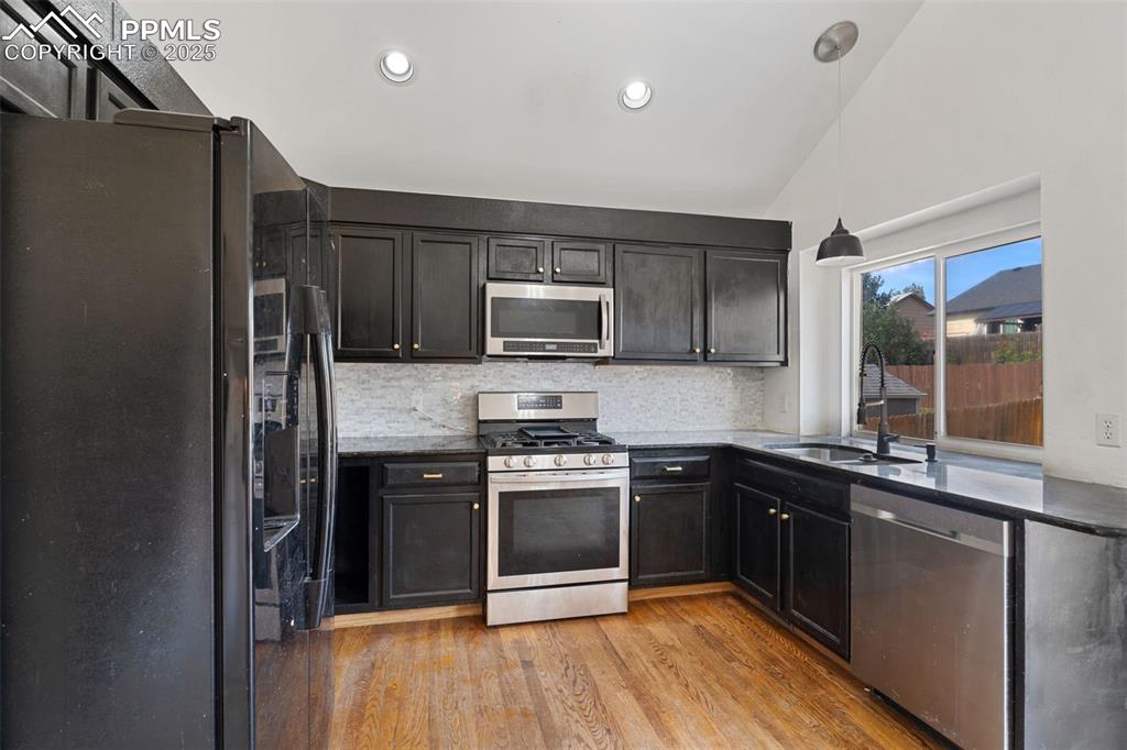 Image 7 of 30: Kitchen