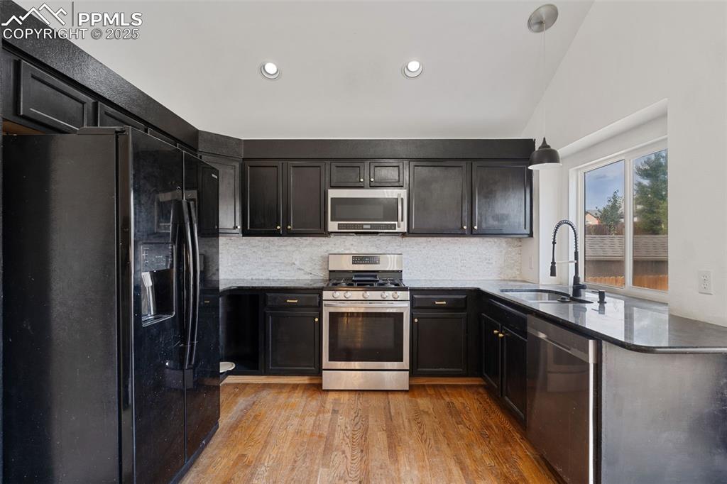 Image 8 of 30: Kitchen