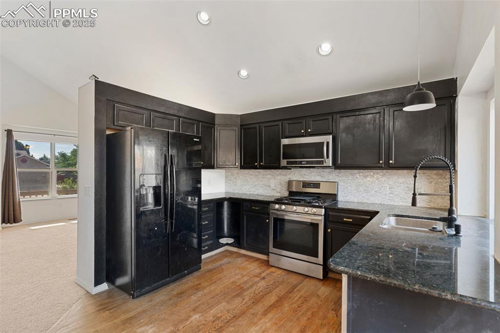 Image 9 of 30: Kitchen