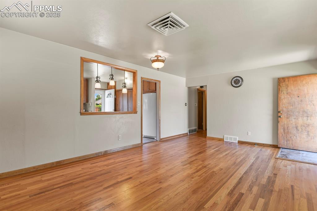 Image 5 of 24: Family/living room