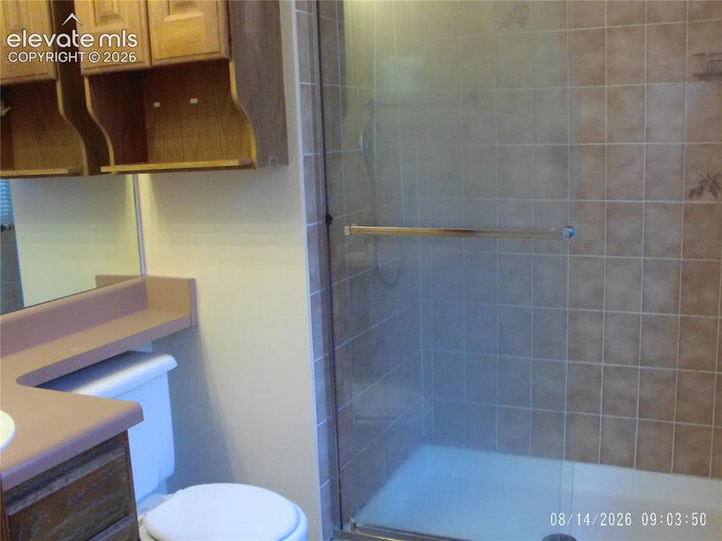 Image 16 of 18: Bathroom